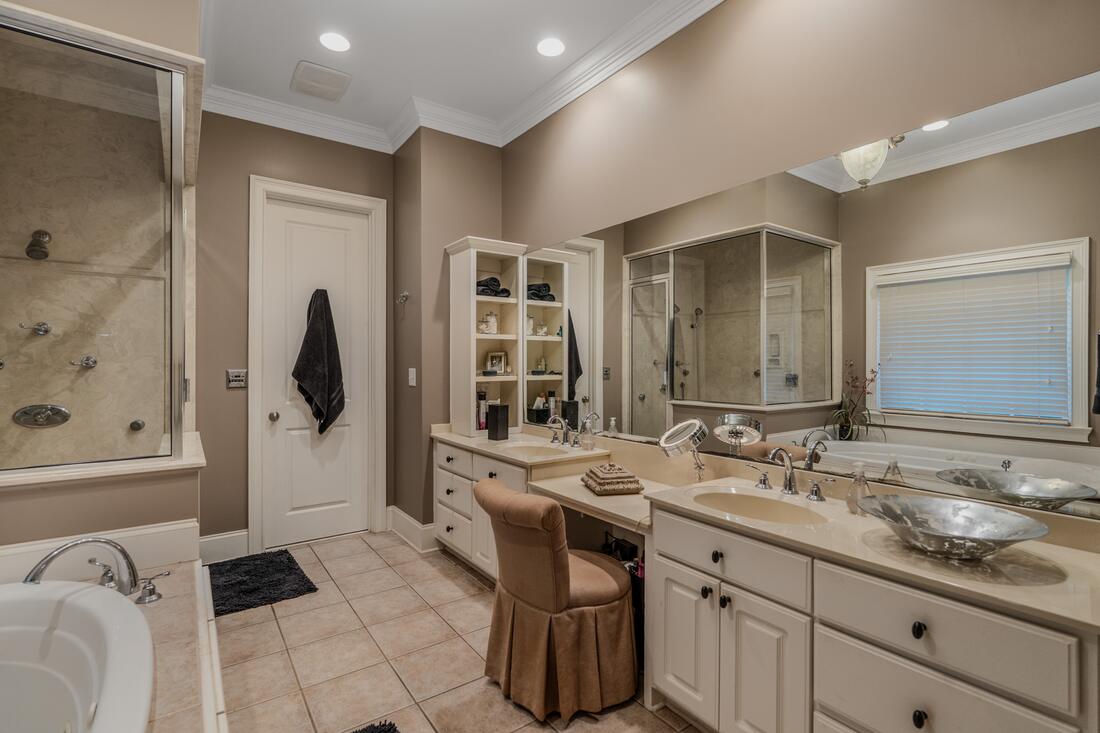 Primary bath, dual vanities